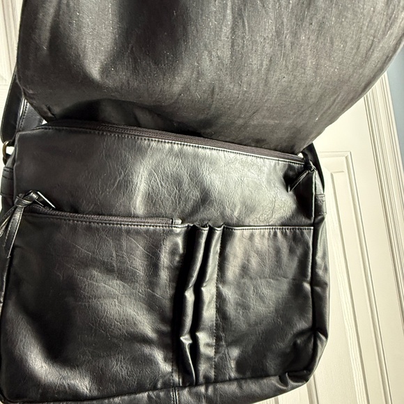 Black Auburn Woods Crossbody Messenger Bag in excellent condition - Picture 5 of 10